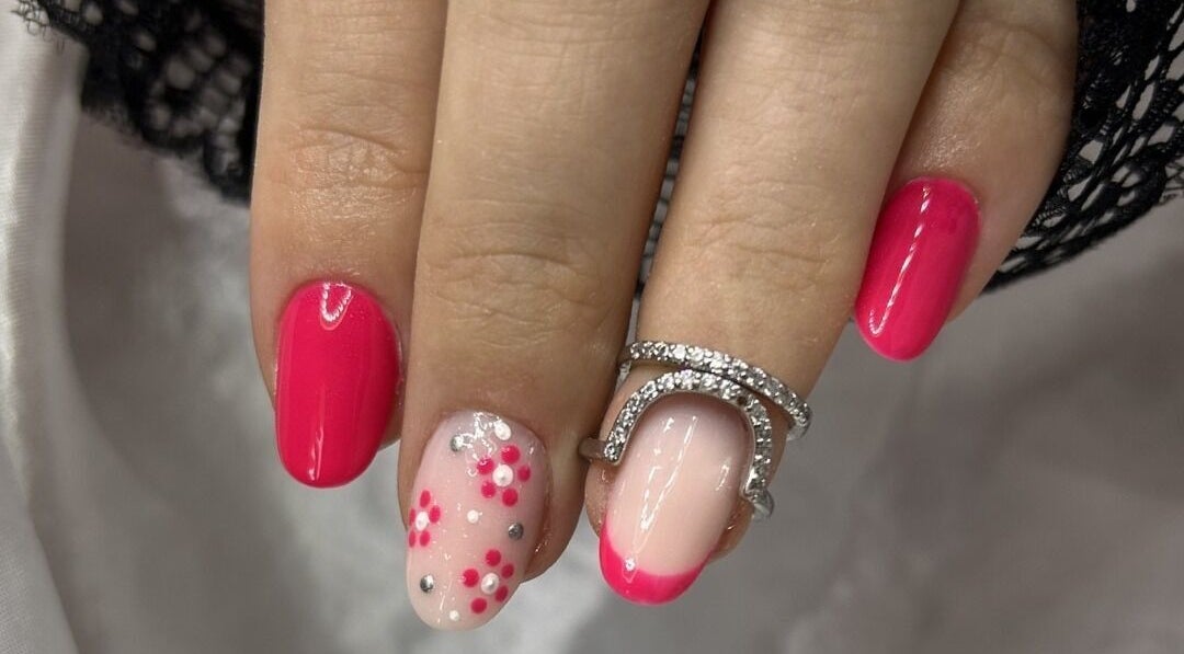 Manucure rose vif à Beauté Rose, Val-cenis, Auvergne-rhône-alpes, FR avec designs modernes.