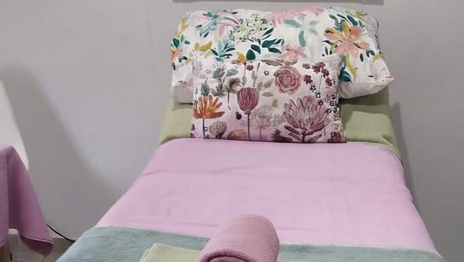 Relaxing floral-themed spa bed at Blomelle Aesthetics in Pretoria, Gauteng, ZA, offering peaceful wellness retreats.