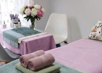 Relaxing treatment room at Blomelle Aesthetics, Pretoria, Gauteng, ZA with a soothing decor and fresh flowers.
