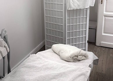 Imperial Beauty Lounge Budapest kezelőszoba tiszta fehér ágyneművel, Budapest, Magyar, HU.
