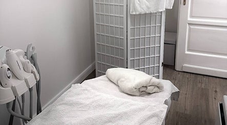Imperial Beauty Lounge Budapest kezelőszoba tiszta fehér ágyneművel, Budapest, Magyar, HU.