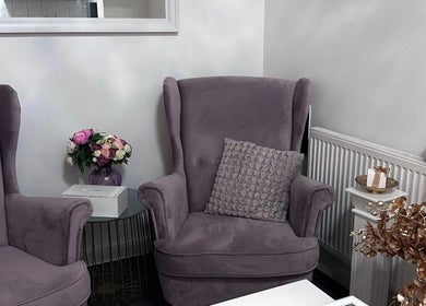 Kényelmes lila fotelek dekorációval az Imperial Beauty Lounge Budapest, Magyar, HU szalonban.