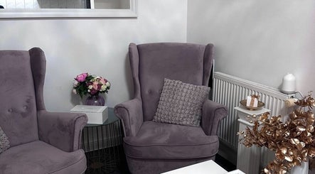 Kényelmes lila fotelek dekorációval az Imperial Beauty Lounge Budapest, Magyar, HU szalonban.