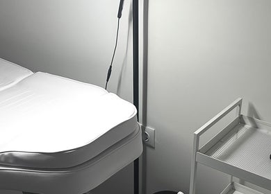 Masszázságy és polc az Imperial Beauty Lounge Budapest szalonban, Budapest, Magyar, HU.