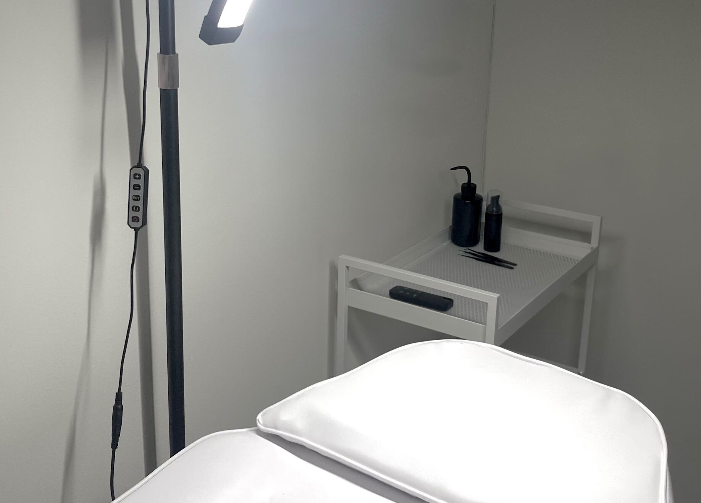 Elegáns kezelő szoba az Imperial Beauty Lounge Budapest helyszínen, modern bútorokkal. Cím: Budapest, Magyar, HU.