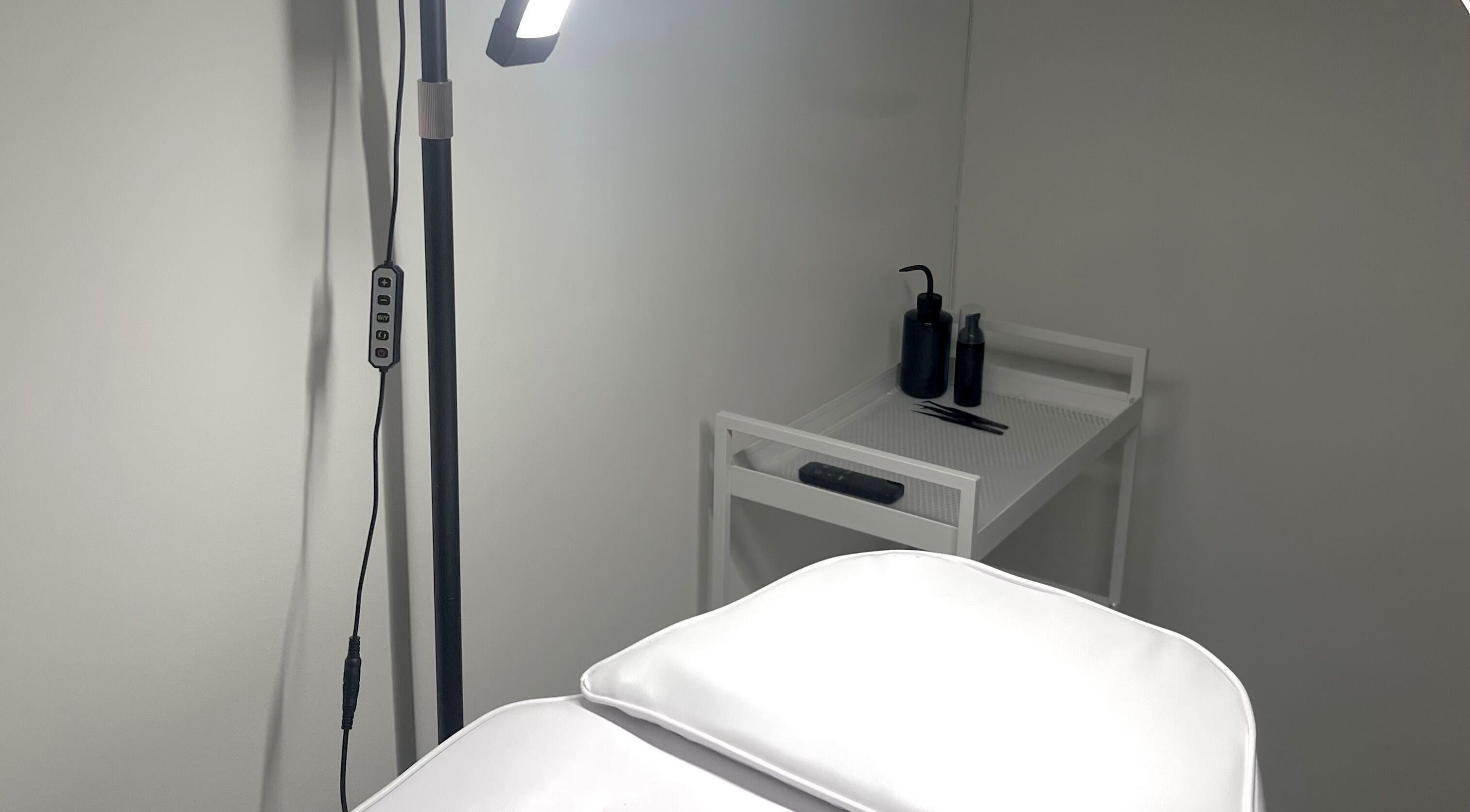 Elegáns kezelő szoba az Imperial Beauty Lounge Budapest helyszínen, modern bútorokkal. Cím: Budapest, Magyar, HU.