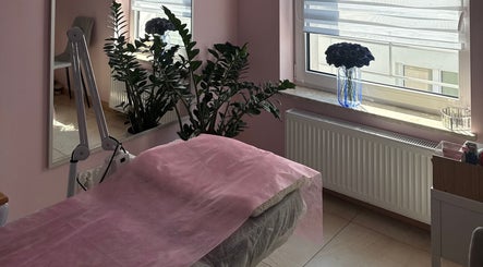 Gabinet w Kosmetologia Gabriela Klaczak, Gdańsk, Województwo Pomorskie, PL z różowym stołem i roślinami.
