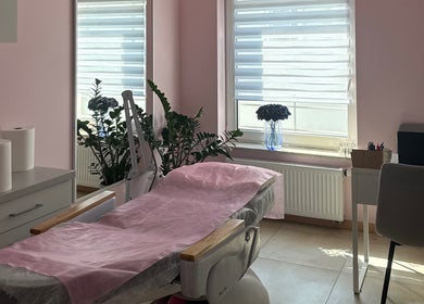 Gabinet w Kosmetologia Gabriela Klaczak w Gdańsk, Województwo Pomorskie, PL z różową leżanką.