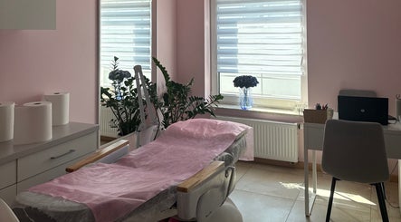 Gabinet w Kosmetologia Gabriela Klaczak w Gdańsk, Województwo Pomorskie, PL z różową leżanką.