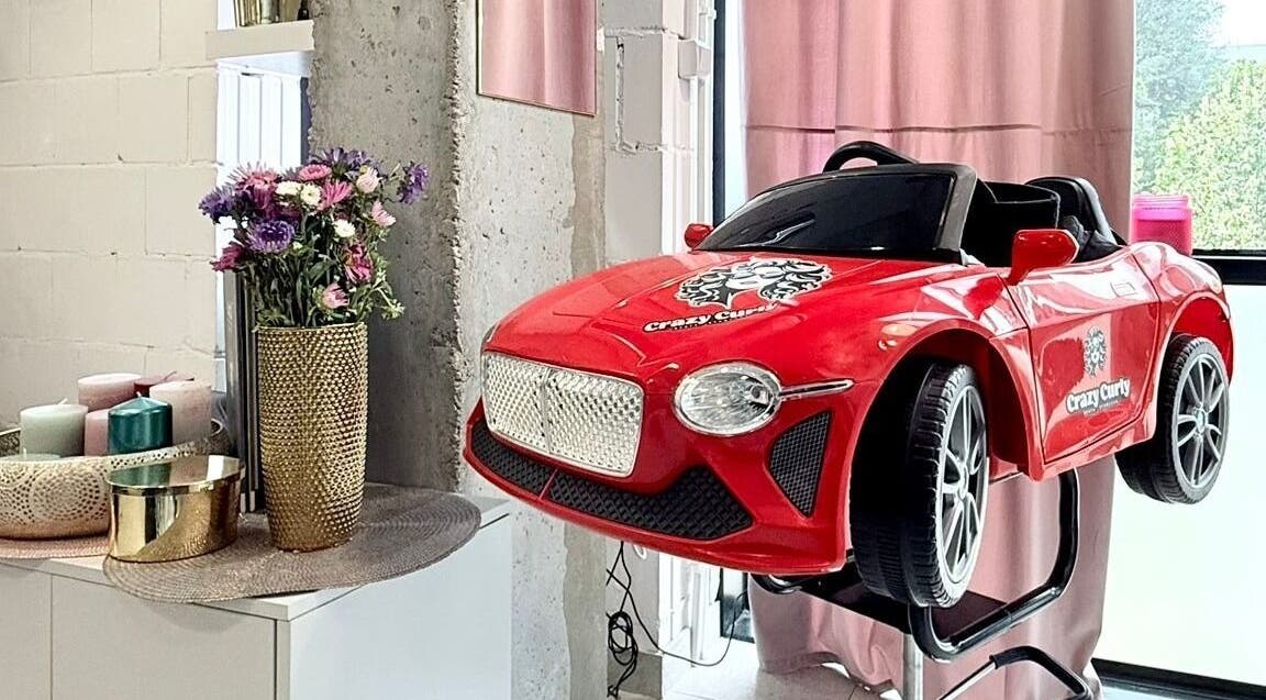 Fotel dziecięcy w formie czerwonego auta w Crazy Curly Fryzjer Wilanów - Beata Stańczak, Warszawa, Województwo Mazowieckie, PL.