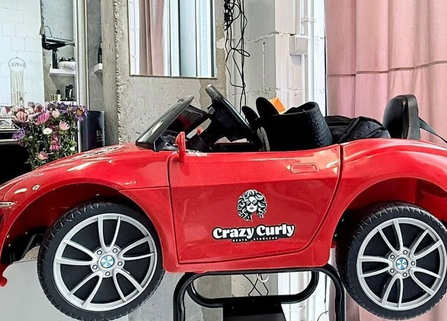 Dziecięcy fotelik fryzjerski w kształcie auta w Crazy Curly Fryzjer Wilanów - Beata Stańczak, Warszawa, PL.