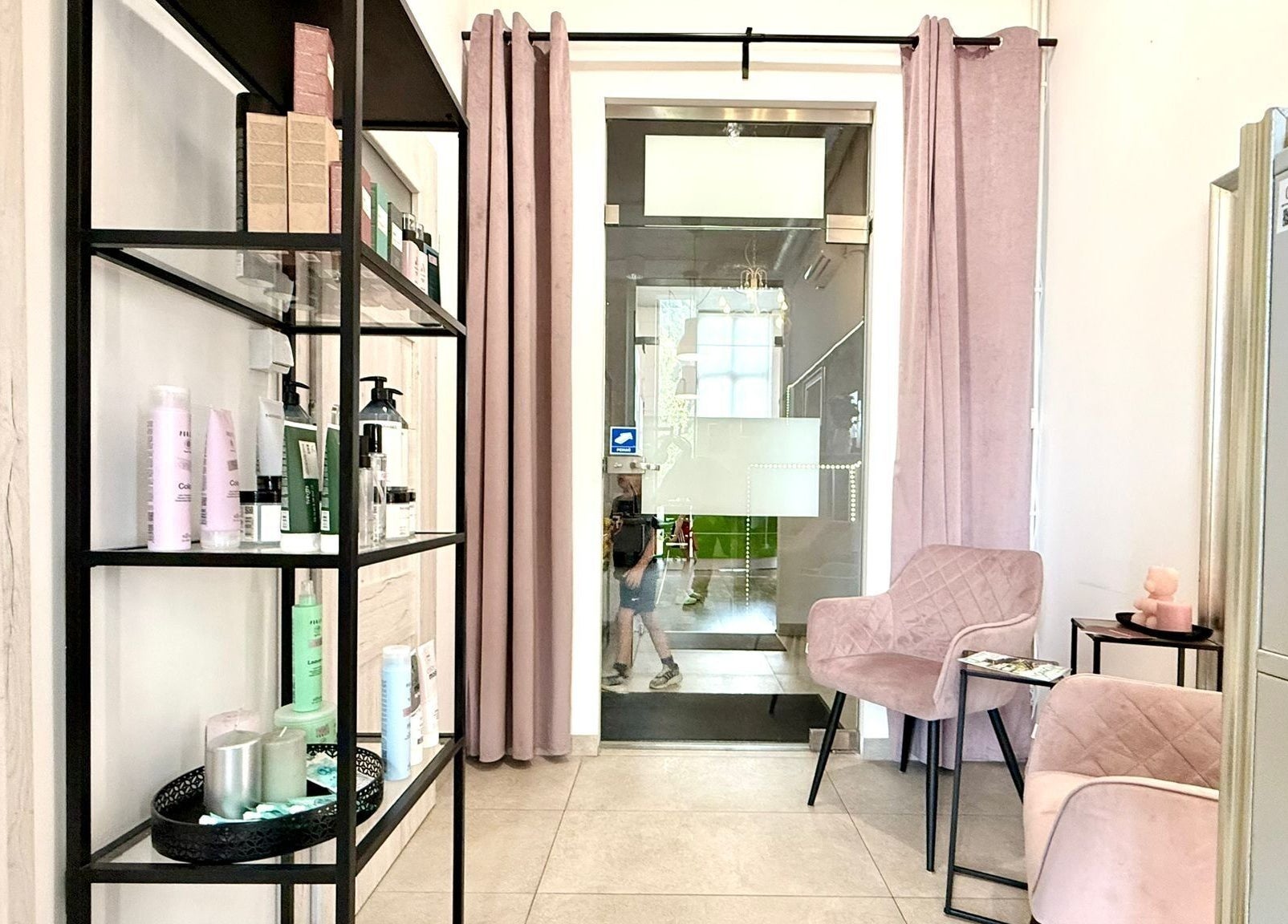 Wnętrze Crazy Curly Fryzjer Wilanów - Beata Stańczak w Warszawie, Województwo Mazowieckie, PL. Stylowe fotele i kosmetyki.