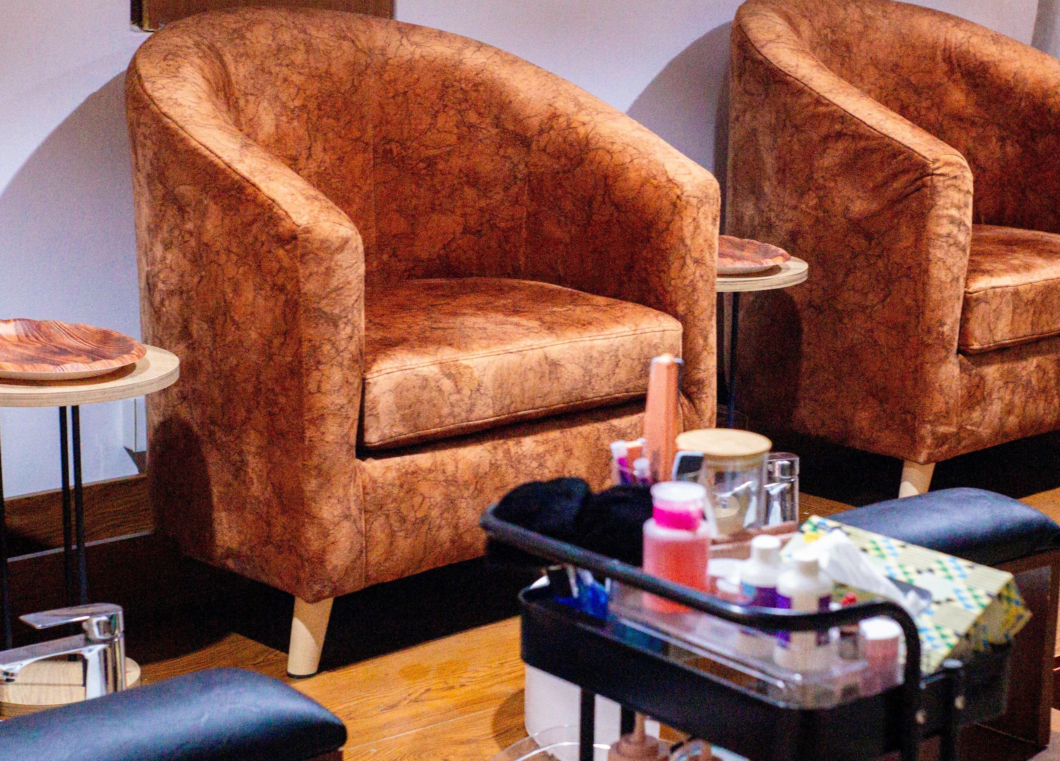 Comfortable seating at Anasa Spa & Wellness in Ogbodjo, Greater Accra Region, GH, enhancing relaxation and comfort.