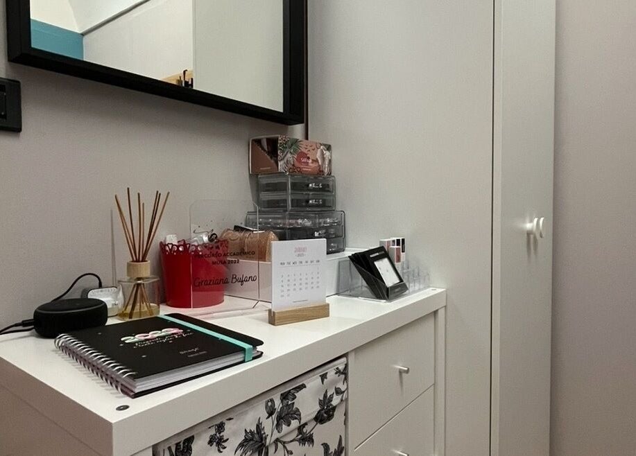 Tavolo ordinato presso Grazianaildecor, Massafra, Puglia, IT con materiale per unghie e decorazioni raffinate.