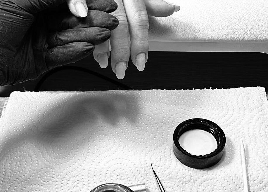 Trattamento unghie professionale presso Grazianaildecor a Massafra, Puglia, IT, con strumenti di precisione.