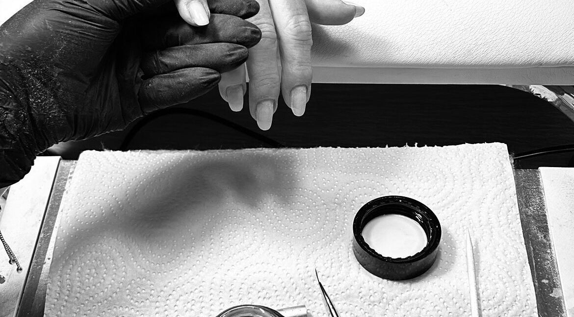 Trattamento unghie professionale presso Grazianaildecor a Massafra, Puglia, IT, con strumenti di precisione.