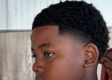 Garçon avec coupe moderne chez DR MOUSSI (DRM), Saint-louis, Saint-pierre, RE.