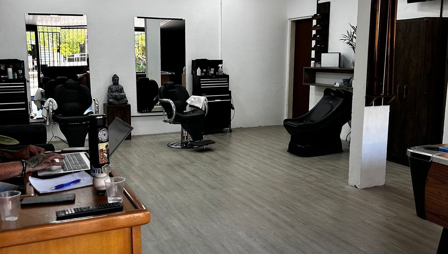 Interior moderno de Impakto en Atlántida, Departamento De Canelones, UY con sillones y decoración zen.