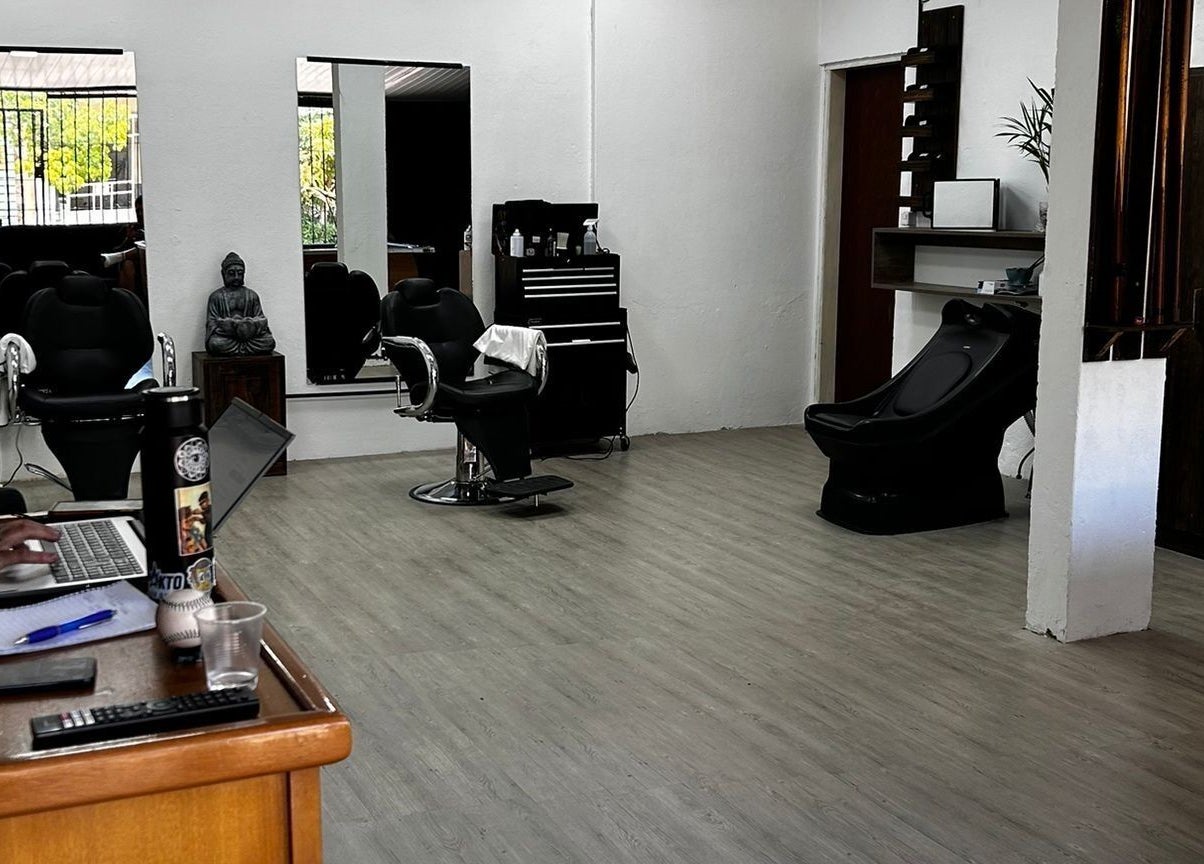 Interior moderno de Impakto en Atlántida, Departamento De Canelones, UY con sillones y decoración zen.