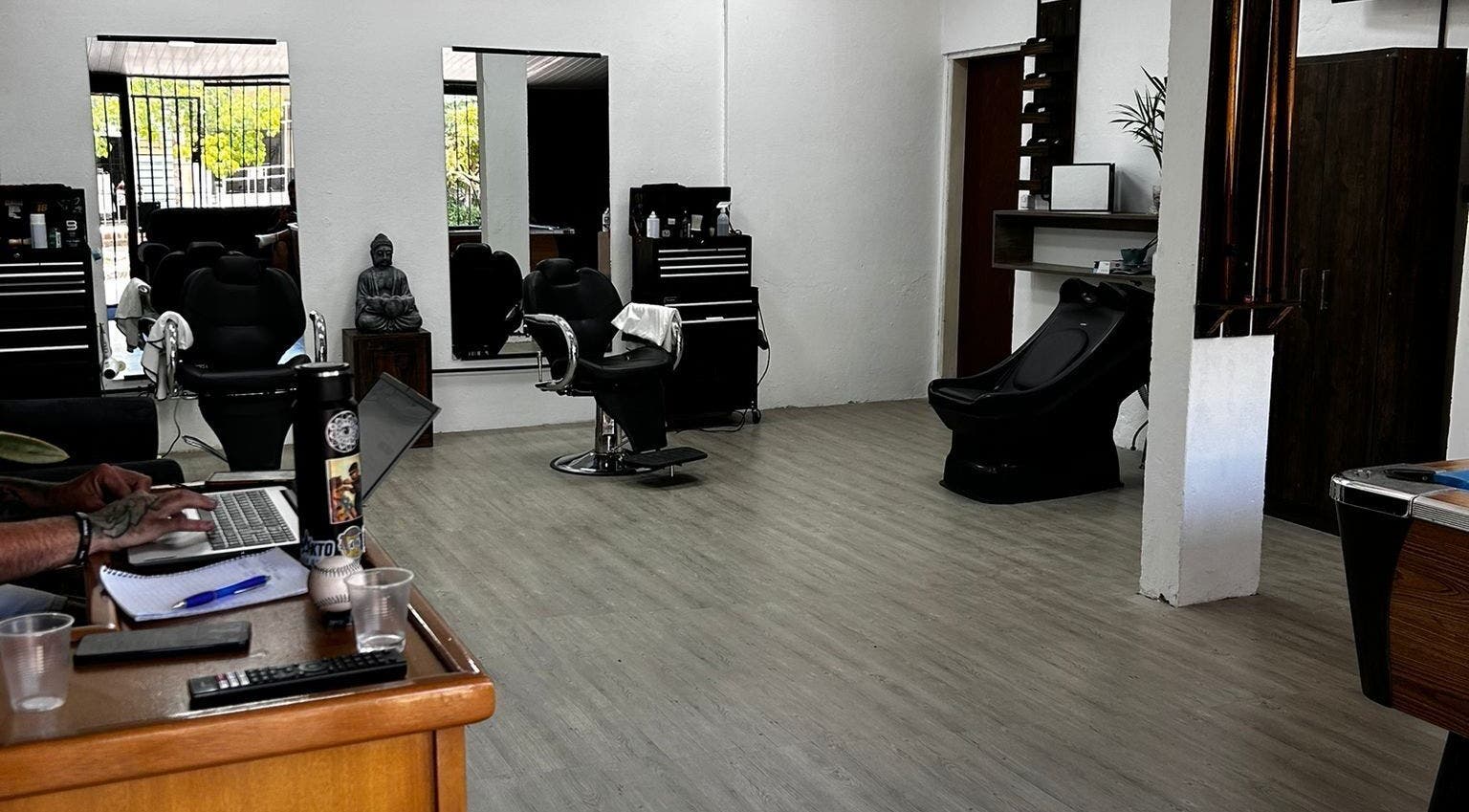 Interior moderno de Impakto en Atlántida, Departamento De Canelones, UY con sillones y decoración zen.