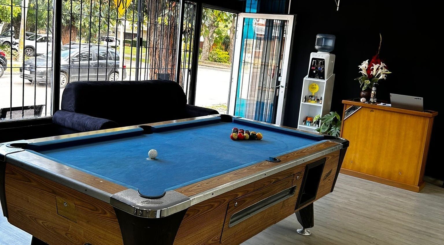 Mesa de billar en área de descanso de Impakto en Atlántida, Departamento De Canelones, UY.