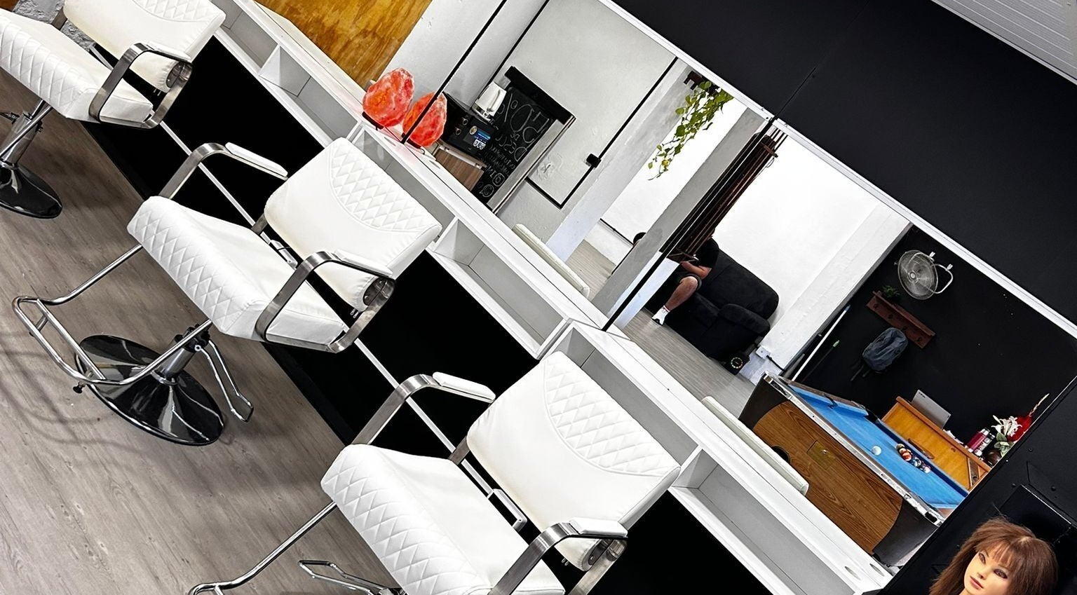 Sillas de peluquería modernas en Impakto, Atlántida, Departamento De Canelones, UY.