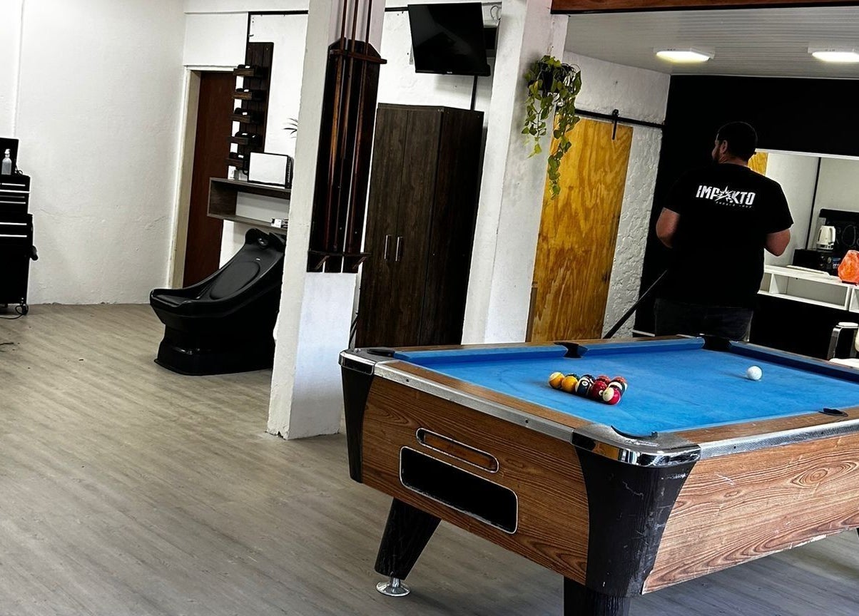 Sala moderna en Impakto, Atlántida, Departamento De Canelones, UY con mesa de billar y área de belleza.