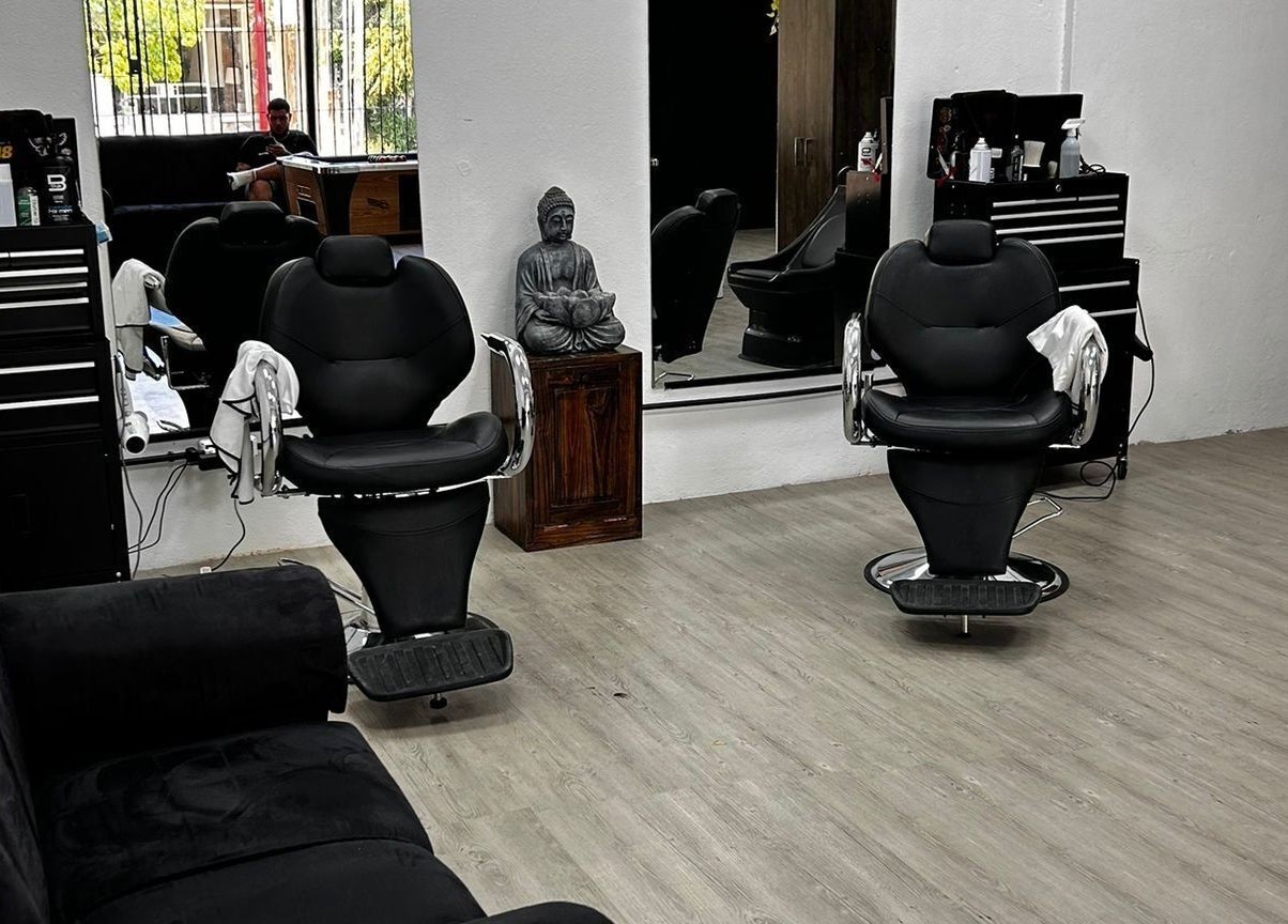 Sillas modernas en salón Impakto, Atlántida, Departamento De Canelones, UY, con decoración minimalista.