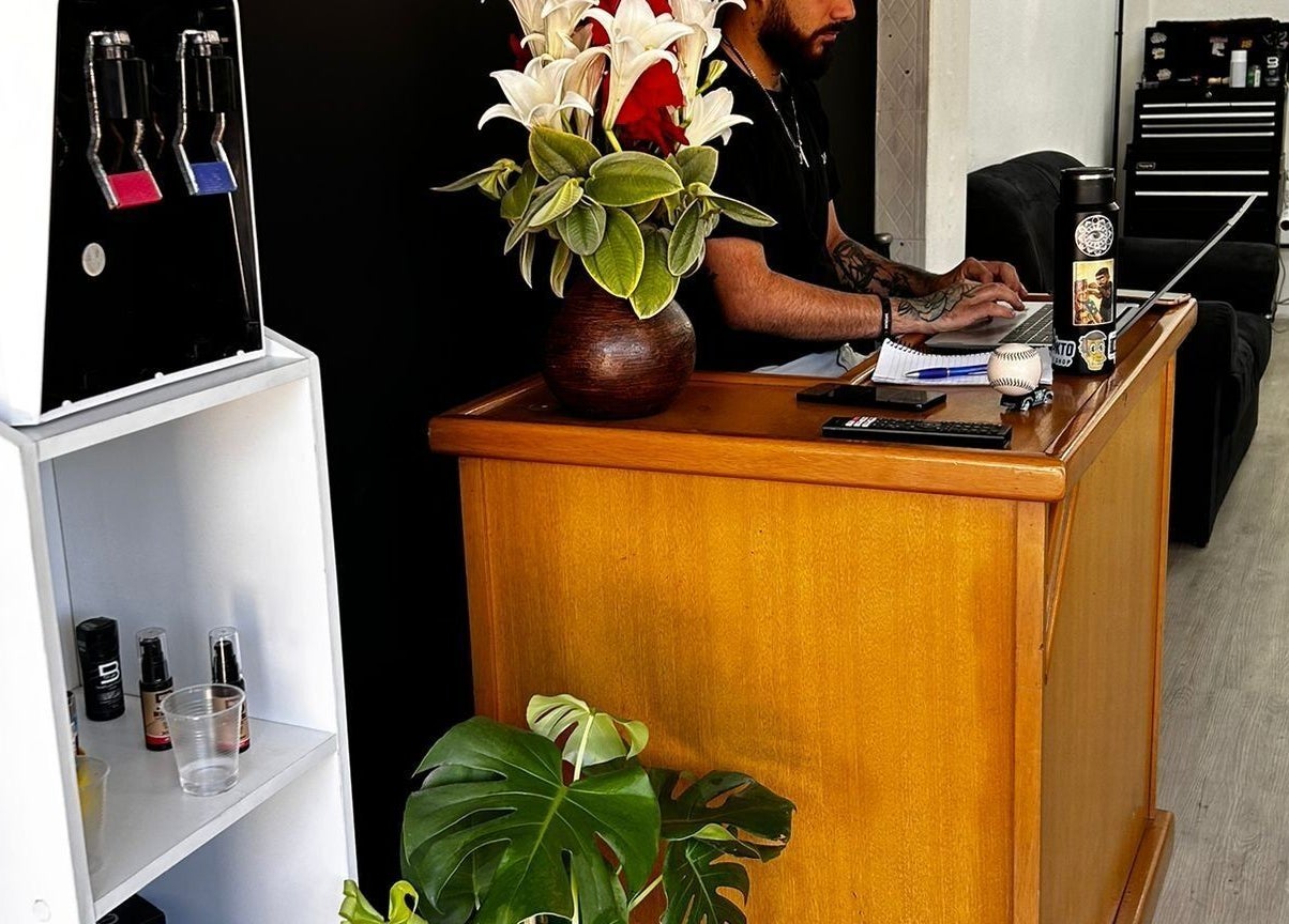 Recepción moderna en Impakto, Atlántida, Departamento De Canelones, UY, con decoración floral vibrante.