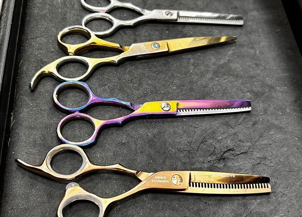 Tijeras de peluquería en Impakto, Atlántida, Departamento De Canelones, UY, mostrando elegancia y calidad.