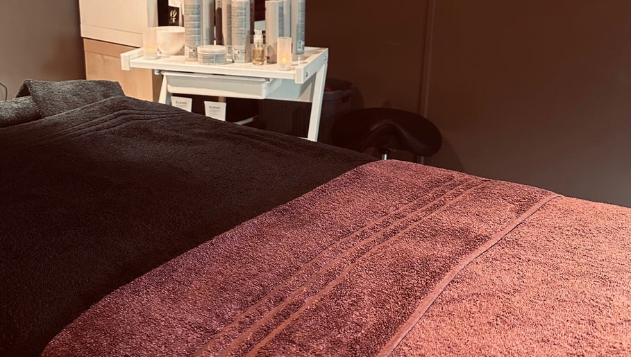 Relaxation room at Ashby Woulds Beauty, Overseal, England, GB with comfortable massage table.