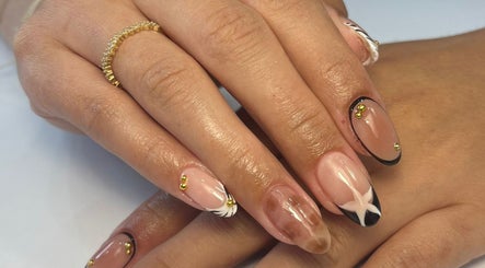 Elegante diseño de uñas en Nail Studio, Lleida, Catalunya, ES. Acabado moderno y sofisticado.