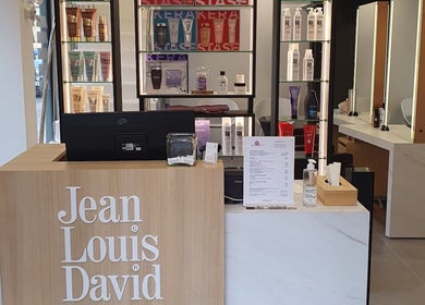 Recepción moderna en Nail Studio, Lleida, Catalunya, ES con productos de belleza en exhibición.