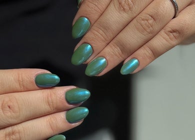 Hermosas uñas esmeralda en Nail Studio, Lleida, Catalunya, ES. Estilo deslumbrante y único.