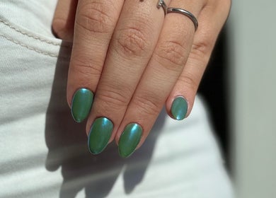 Manicura verde esmeralda en Nail Studio, Lleida, Catalunya, ES.