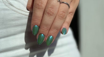 Manicura verde esmeralda en Nail Studio, Lleida, Catalunya, ES.