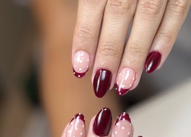 Diseño de uñas burdeos con lunares en Nail Studio, Lleida, Catalunya, ES.
