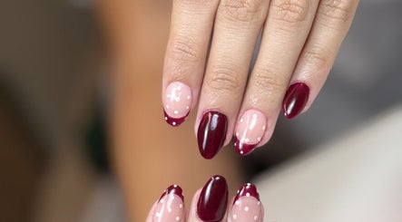 Diseño de uñas burdeos con lunares en Nail Studio, Lleida, Catalunya, ES.