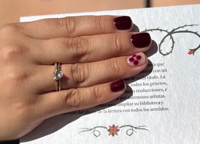Diseño de uñas con flor en Nail Studio, Lleida, Catalunya, ES. Elegante manicura en tonos burdeos y rosa.