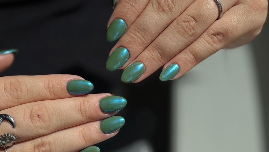 Uñas con esmalte iridiscente en Nail Studio, Lleida, Catalunya, ES.