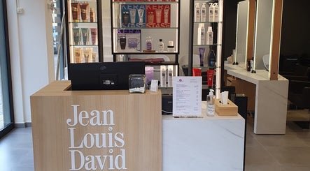 Recepción del Nail Studio en Lleida, Catalunya, ES con estantes de productos de belleza.