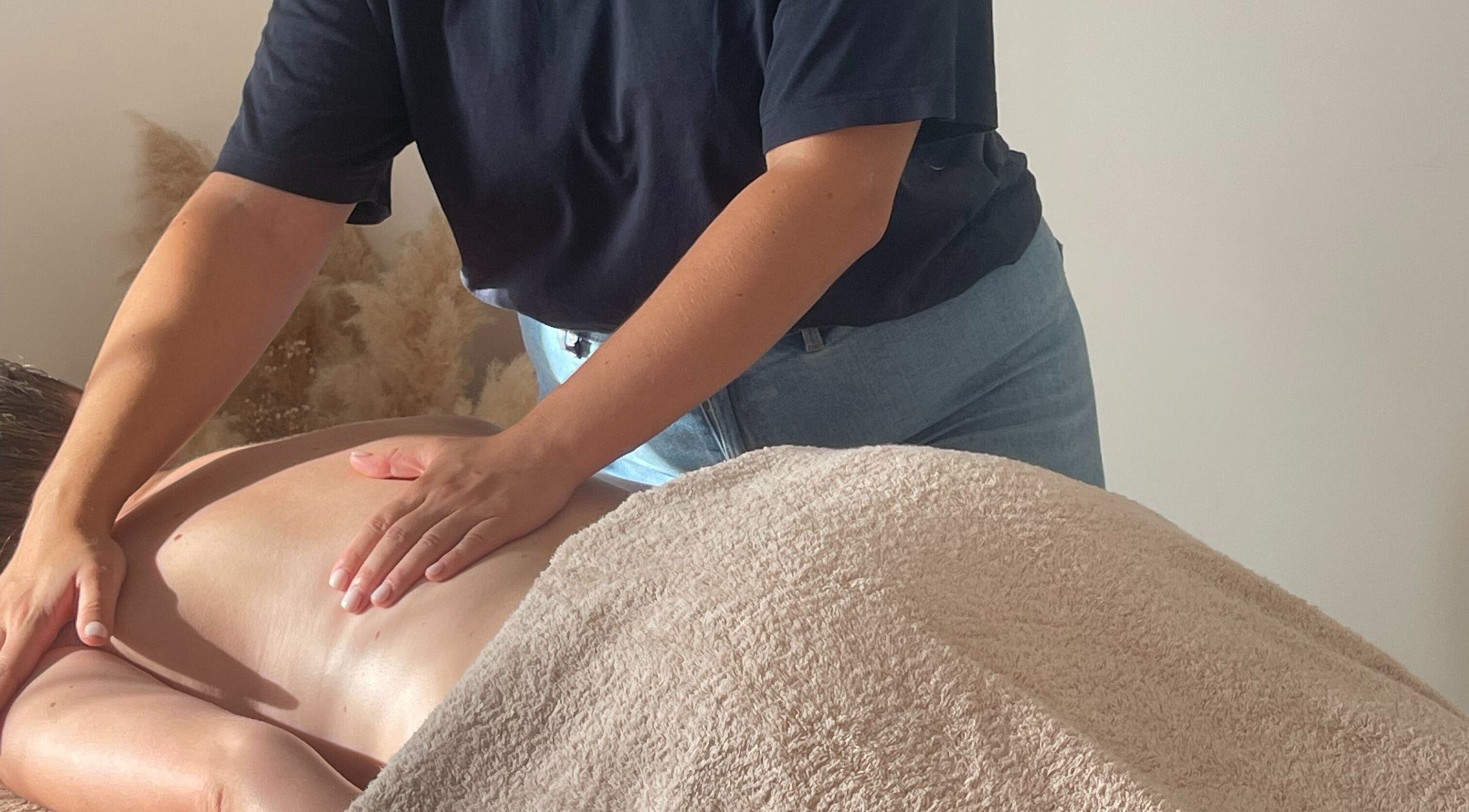 Massage relaxant chez AMA Massages à Nîmes, Occitanie, FR, offrant bien-être et détente.