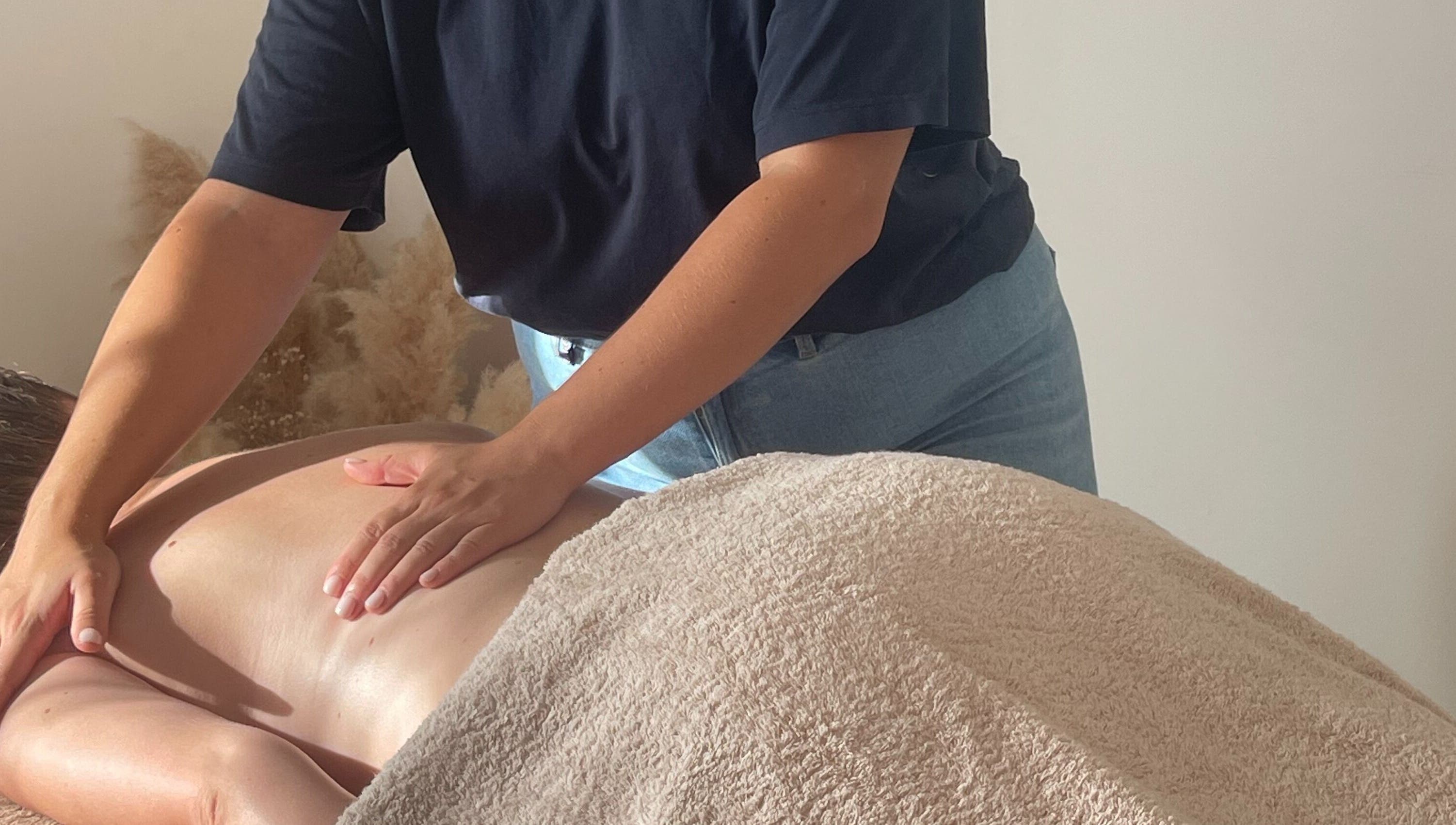 Massage apaisant à AMA Massages, Nîmes, Occitanie, FR, offrant détente et bien-être.