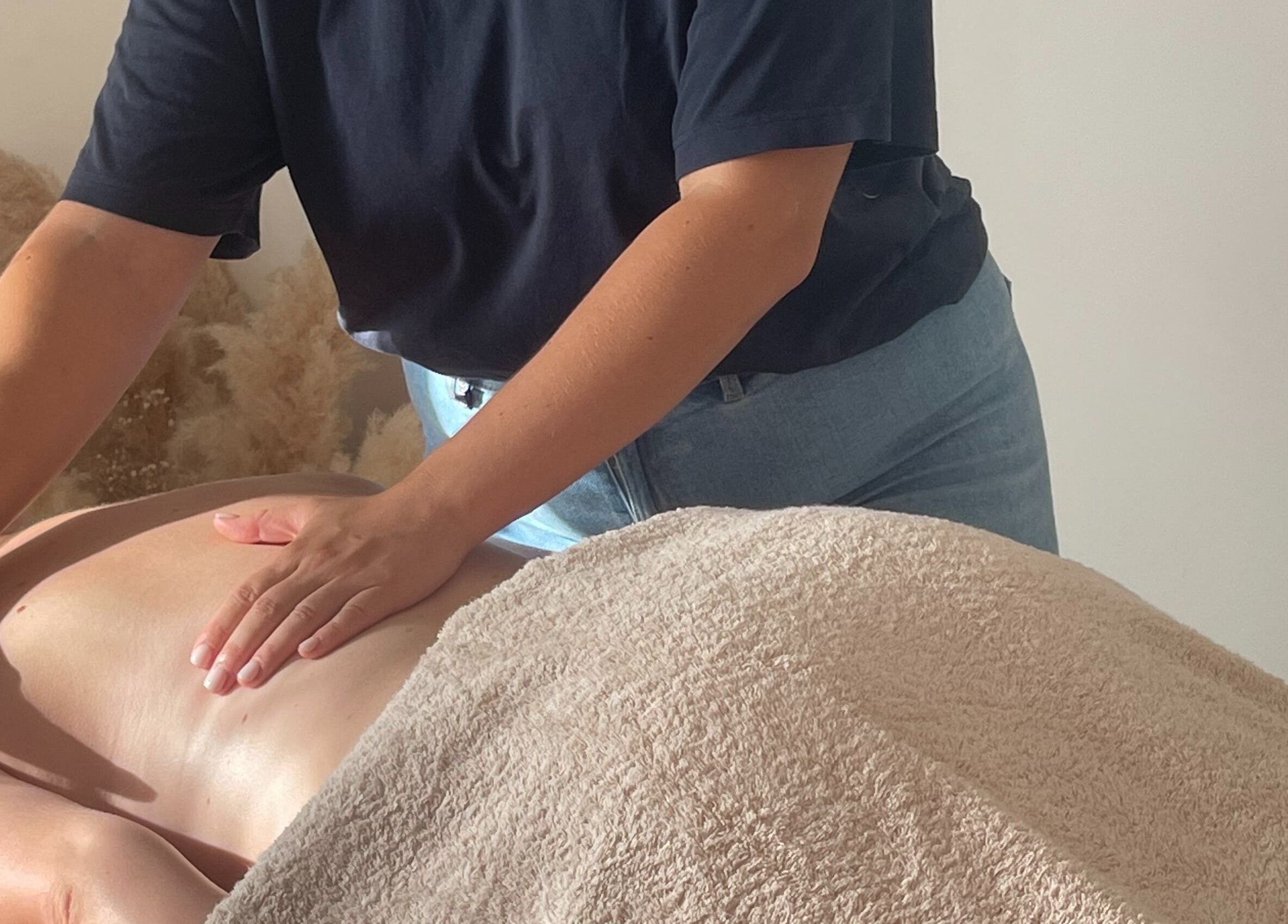 Massage apaisant à AMA Massages, Nîmes, Occitanie, FR, offrant détente et bien-être.