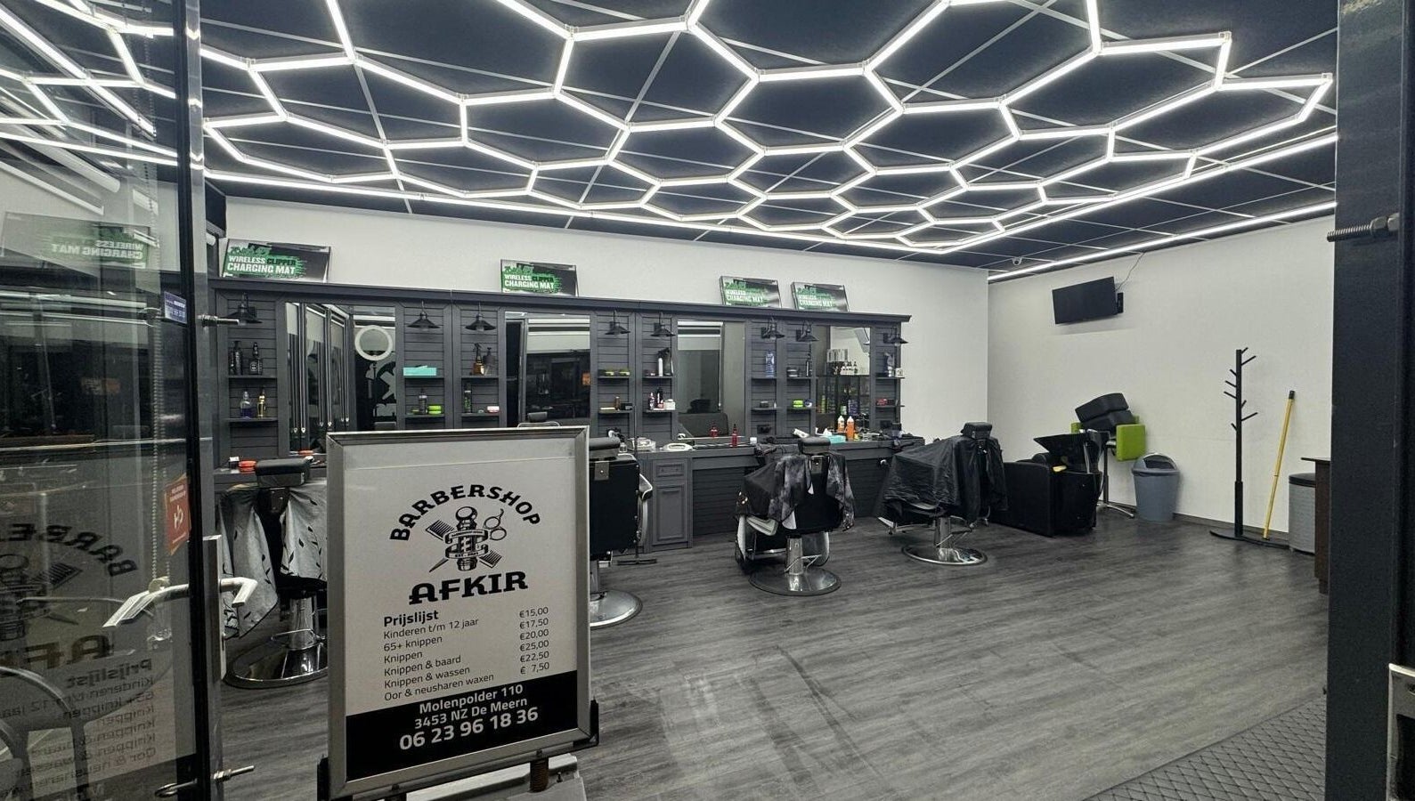 Modern interieur van Barbershop Afkir in Utrecht, Utrecht, NL met stijlvolle verlichting en werkstations.