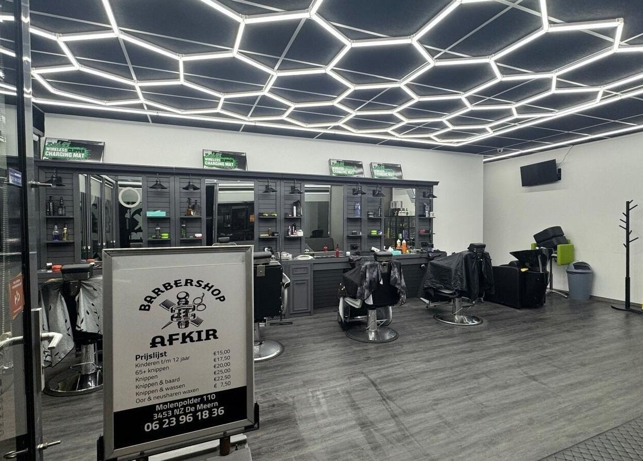 Modern interieur van Barbershop Afkir in Utrecht, Utrecht, NL met stijlvolle verlichting en werkstations.