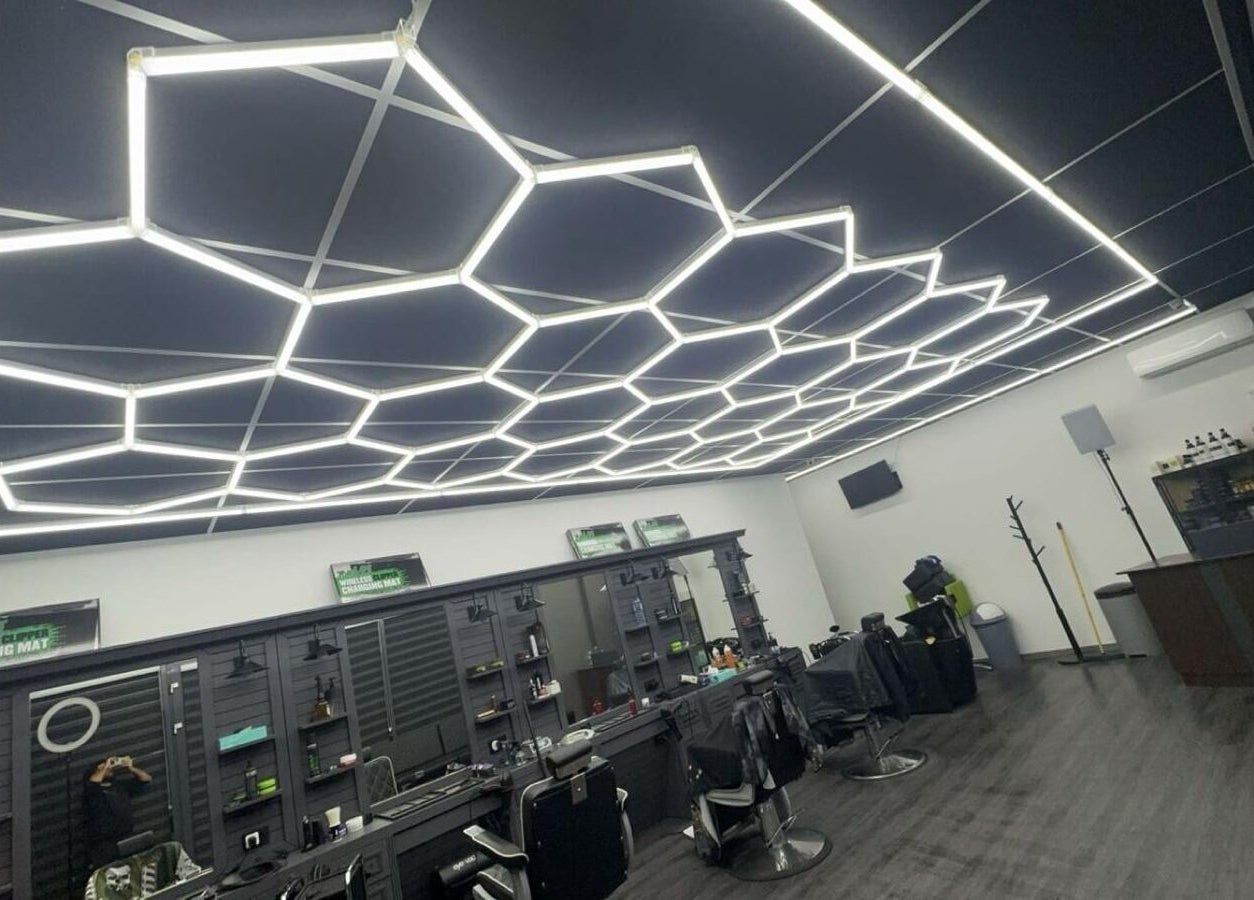 Moderne interieur van Barbershop Afkir in Utrecht, Utrecht, NL met opvallend geometrisch plafondontwerp.