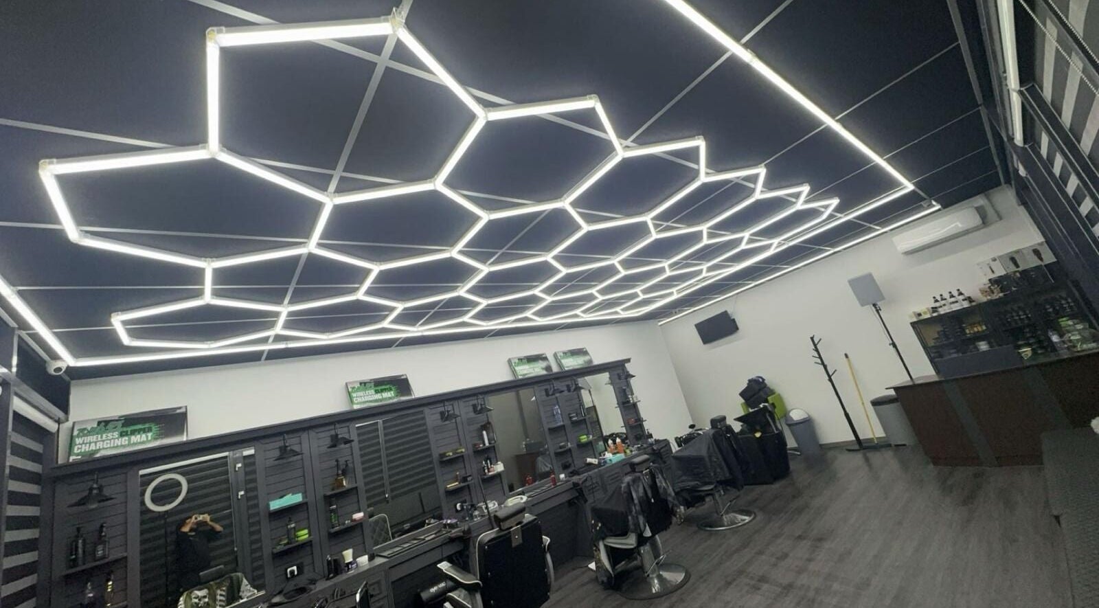 Moderne interieur van Barbershop Afkir in Utrecht, Utrecht, NL met opvallend geometrisch plafondontwerp.