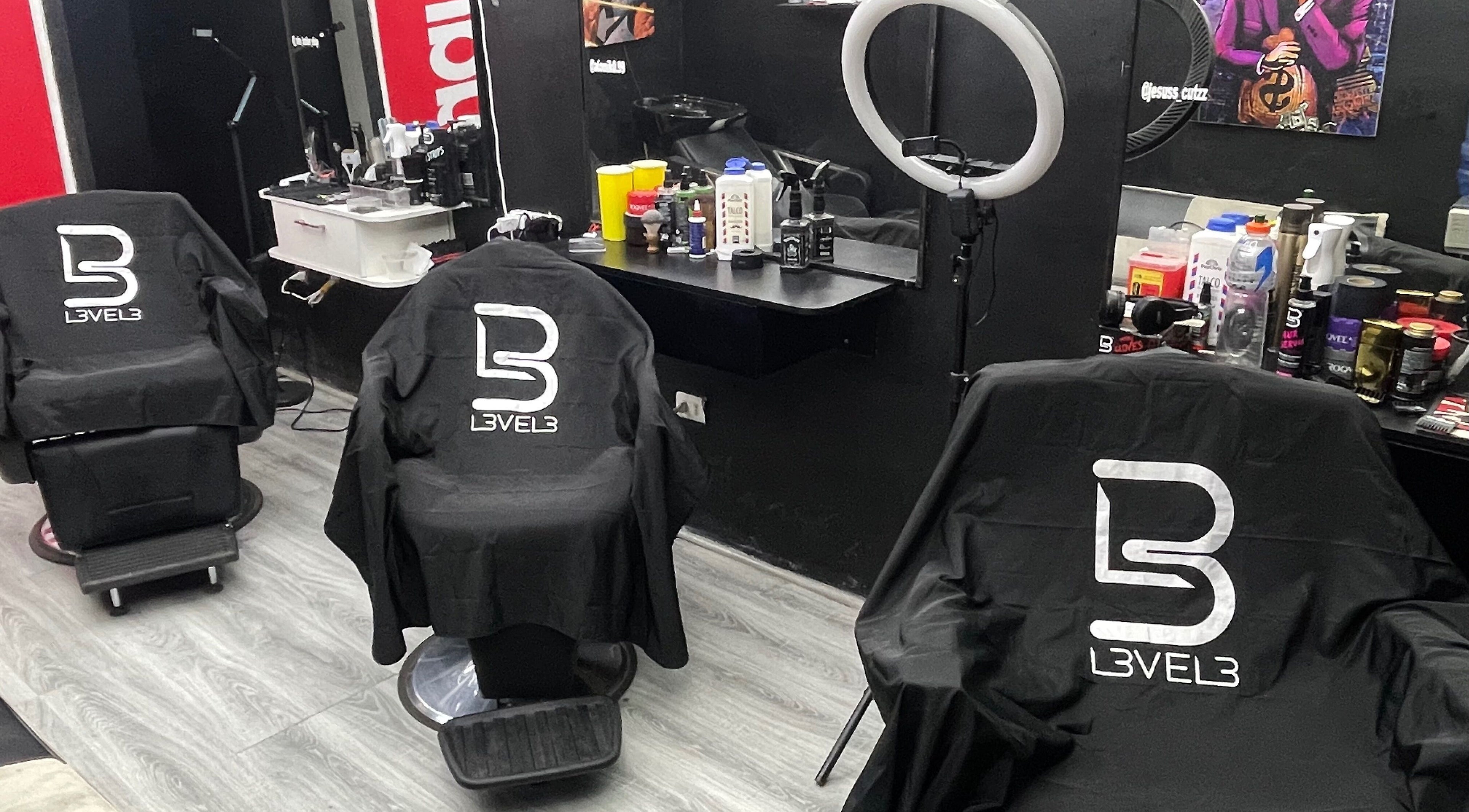 Interior de Jesus cutzz barber shop en Peñalolén, Región Metropolitana, CL, con equipo de estilista profesional.