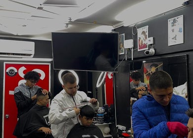 Interior de Jesus cutzz barber shop en Peñalolén, Región Metropolitana, CL, mostrando estilistas trabajando.